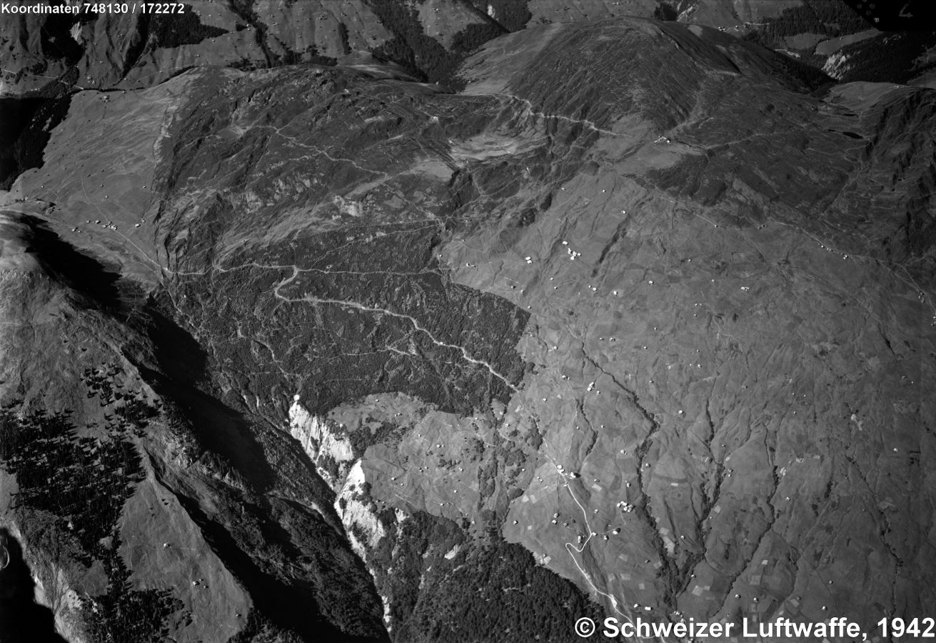 Ober Tschappina am 15. Oktober 1942 (Position: 2'748'143.30, 1'172'327.78). Unten Bildmitte: an der Strassenkurve: 'Chrüz Ober-Tschappina'. Schlucht der 'Schwarz Nolla'. Links obere Hälfte des Bildes: Siedlung 'Usser Glas' (Glaspass). Tal ganz oben v.l.n.r.: Safiental. (N: obere rechte Bildecke)